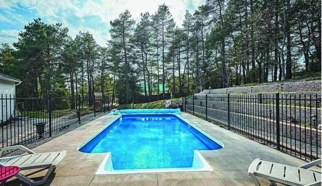 Cozy House with Hot Tub & Heated Pool