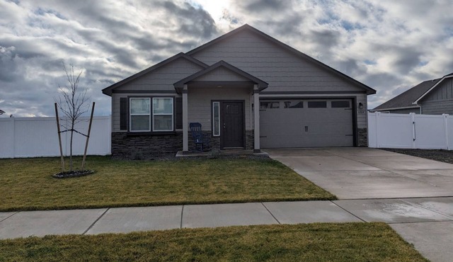 Cozy house with fenced in back yard. Pet-Friendly!