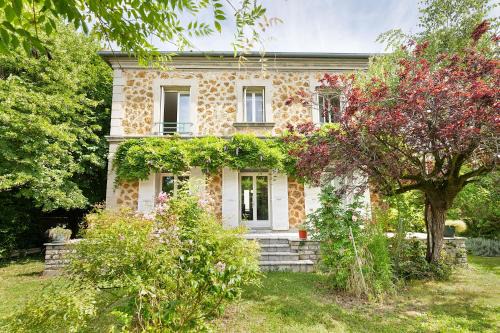 Cozy house with garage & large garden, PARIS Center 30min RER A, Orly airport