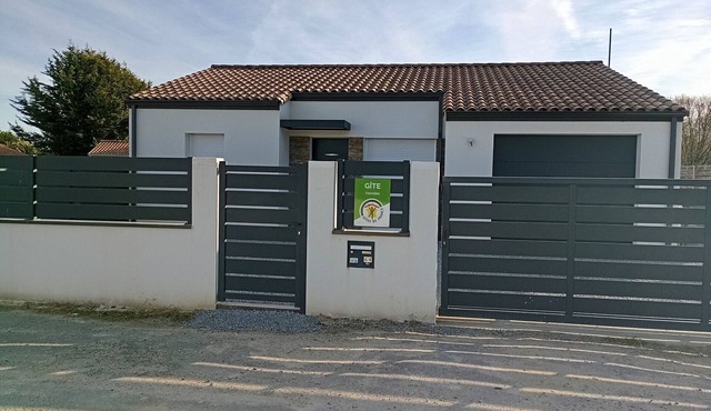"Cozy House with Garden, Bike Garage & Modern Amenities, 8km from Beach"