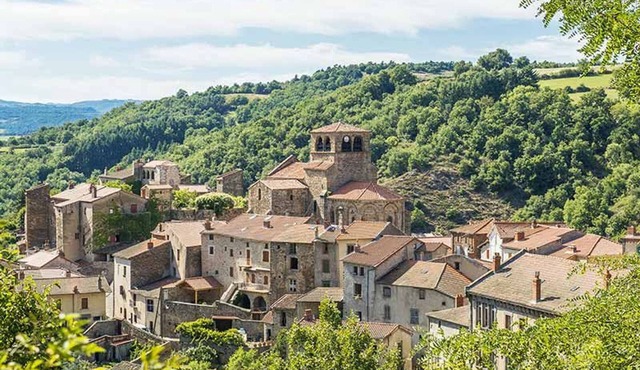 Cozy house with games and terrace in Auzon