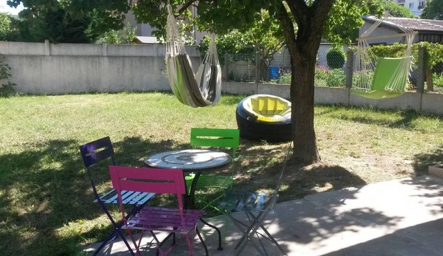 Cozy house with garden, parking, subway, quiet area