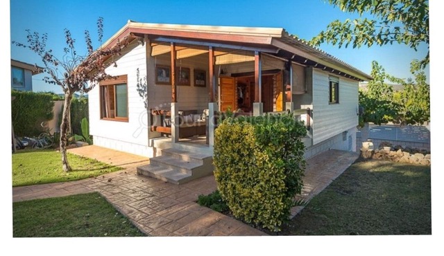 Cozy house with garden and private pool 30 km from the beach