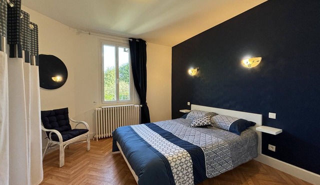 Cozy house with garden between canal and Loire