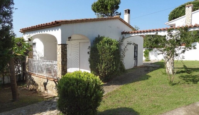 Cozy house with garden and barbecue near the beach