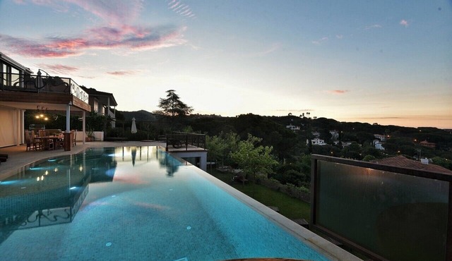 Cozy house with nice seaviews with 1000 m2 garden, climatize pool and cinema