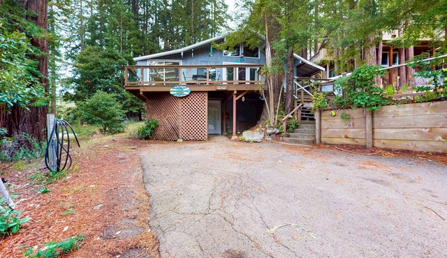 Cozy House with Ocean Views, Private Hot Tub & Beach Access Nearby