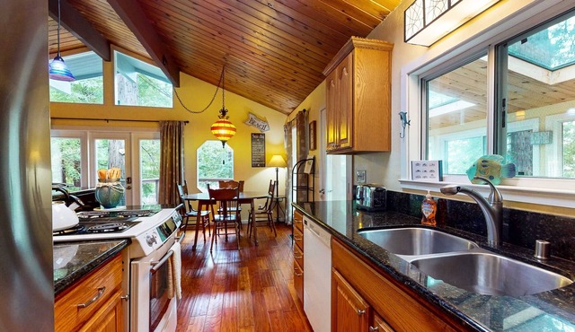 Cozy House with Ocean Views, Private Hot Tub & Beach Access Nearby