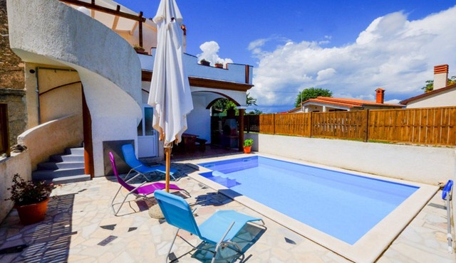Cozy house with pool, terrace with grill, WiFi, satellite TV, partial sea view