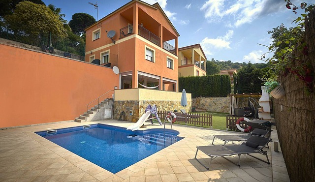 Cozy house with pool