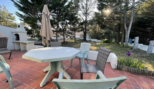 Cozy House with Terrace, Near Beach & Shops - Sleeps 6