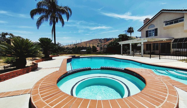 Cozy house with pool and great view