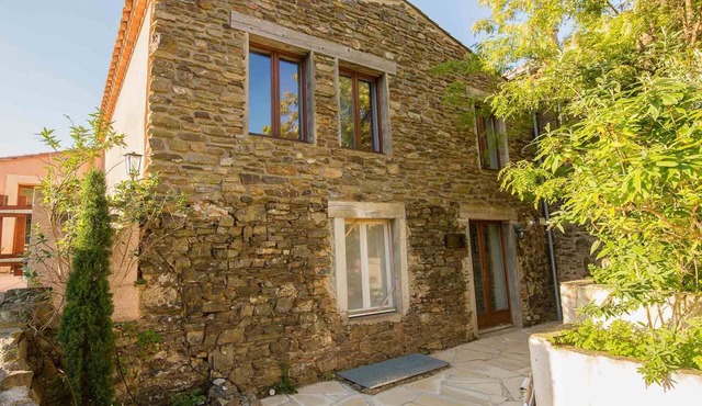 Cozy house with wood stove and a shared pool