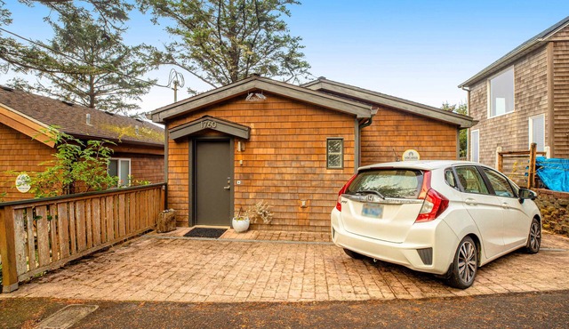 Cozy house with WiFi, sweeping ocean views, & nearby beach access