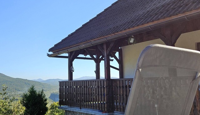 Cozy House Živko with Balcony, 10 min drive to Plitvice lakes!