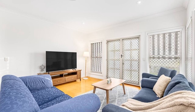 Cozy Hub near Food Fusion | Family Business Ideal