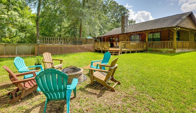 Cozy Huffman Cabin w/ Pool ~ 5 Mi to Lake Houston