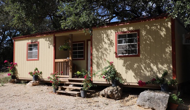 COZY HUNTER'S CABIN IN THE HILL COUNTRY with detached bathroom