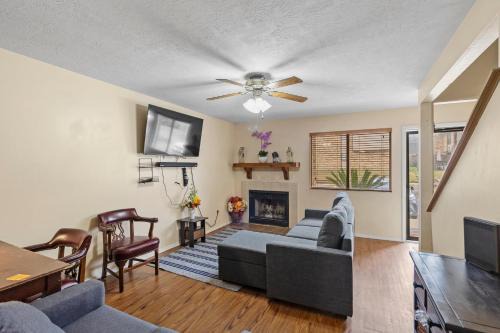 Cozy Huntsville Condo - 2BR Near SHSU - Pool - WiFi - Free Parking