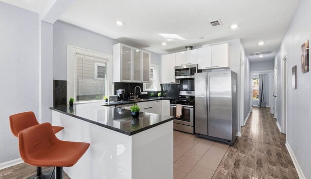 Cozy Hyde Park Stay with Parking, Yard & Walkable Eats