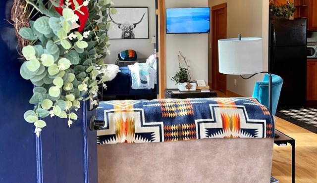 Cozy Hygge 2 bedroom cabin - kid friendly - farm stay