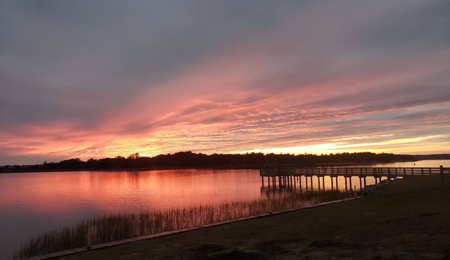 Cozy IC Retreat in Sunset Harbor near Community Boat Ramp, Holden & Oak Island