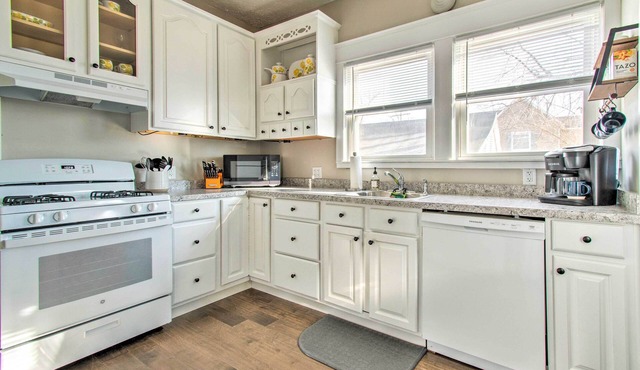 Cozy Illinois Home - Near Fishing & Golfing!