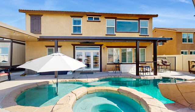 Cozy In-Law Home with pool and hot tub access, WiFi, and modern appliances