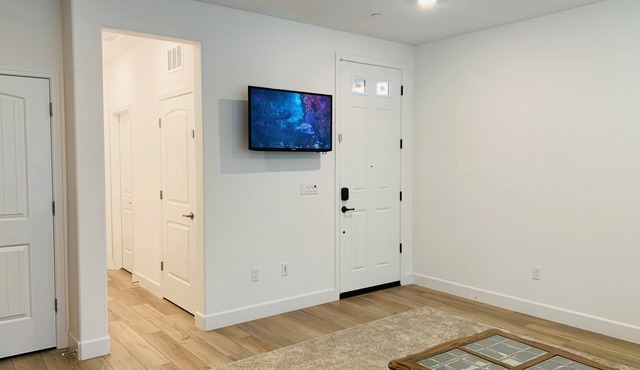 Cozy in law suite in Antelope with WiFi, AC, street parking, washer dryer