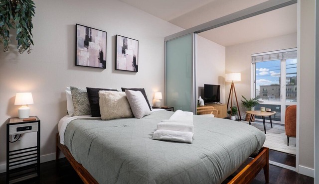 Cozy in Queen Anne 94 Walk Score Free Parking!