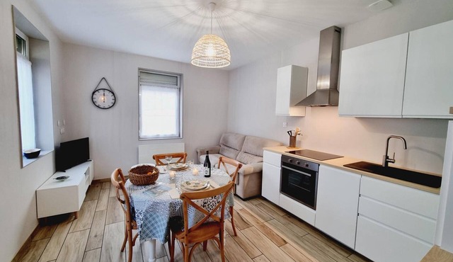 Cozy Independent House in Iwuy: Modern Amenities, WIFI, Parking, Terrace, Near Attractions