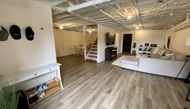 Cozy Industrial Apartmentnn