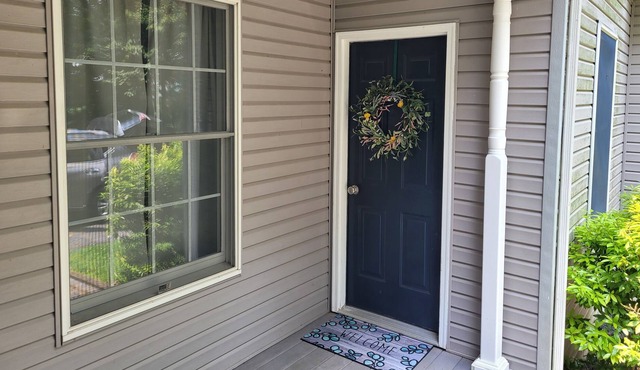 Cozy inlaw suite/apartment in a quiet wooded setting close to York and Lancaster