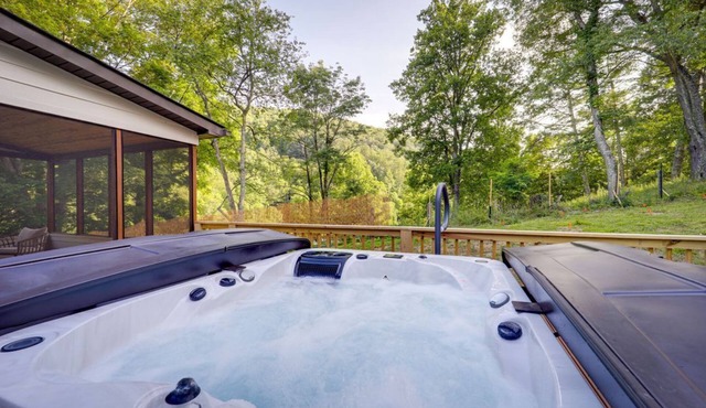 Cozy & intimate cottage w/Luxurious Hot Tub at Blue Ridge Mountains countryside