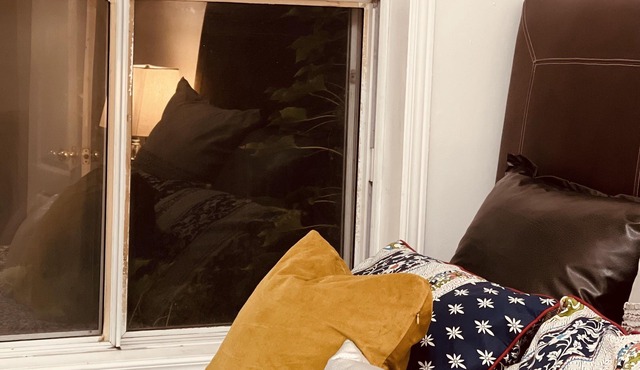 Cozy & Inviting 2 bed suite by Distillery District