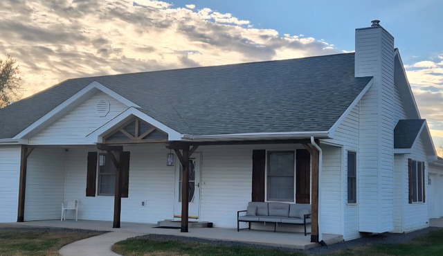 Cozy & inviting house in Holts Summit. 10 minutes from Jefferson City.