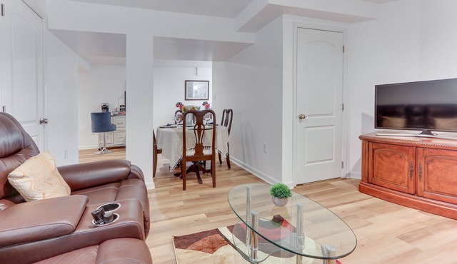 Cozy Inwood Apartment: History, Hiking & Wine!