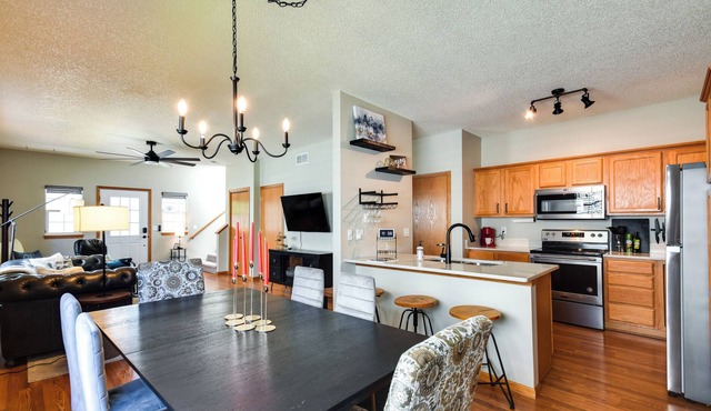Cozy Iowa City Home ~ 2 Mi to Kinnick Stadium!