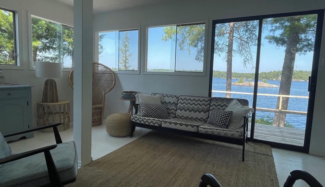 Cozy island cottage on Stoney Lake