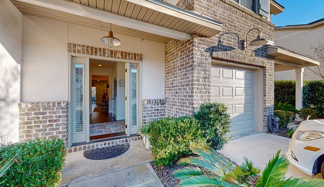 Cozy island townhouse w/screened porch, shared pool, & serene pond views