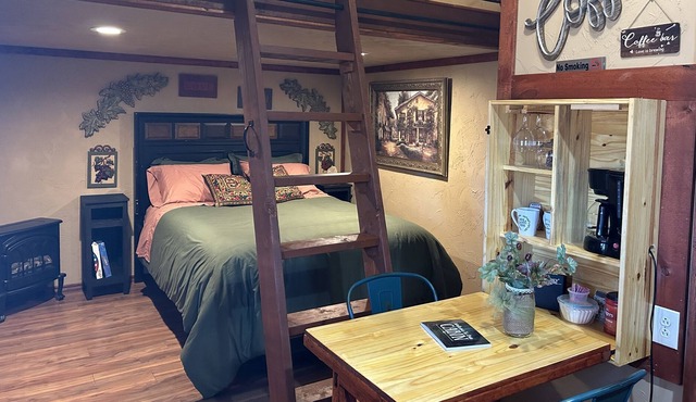 Cozy Italian themed Cabin close to Blanchard/walking trails/fishing pond.