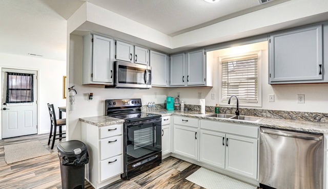 Cozy Jefferson City Retreat w/ Porch, Near Golfing