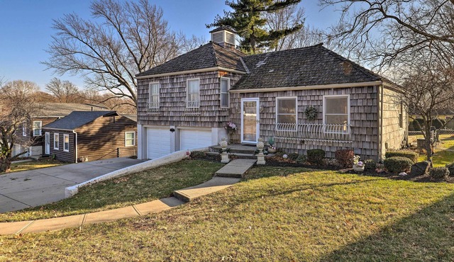 Cozy Kansas City Home w/ Yard - 9 Mi to Dtwn!