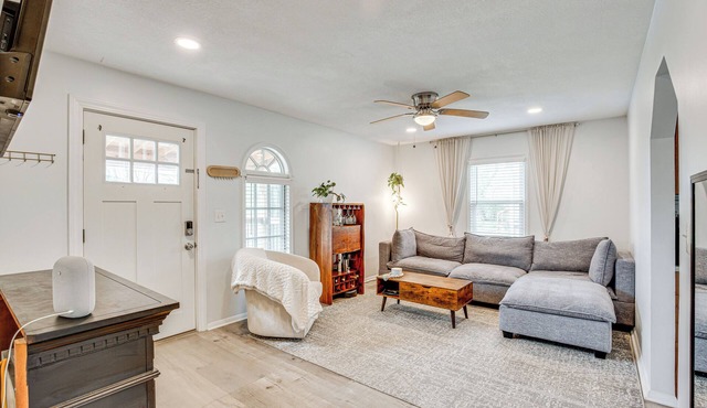 Cozy Kansas City Home - 3 Mi to Worlds of Fun!