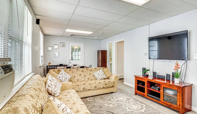 Cozy Keansburg Cottage: Walk to Beach & Boardwalk!