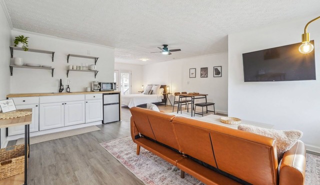 Cozy Kennesaw Apartment Close to KSU w/EV Charger