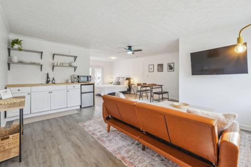 Cozy Kennesaw Apartment Close to KSU with EV Plug In