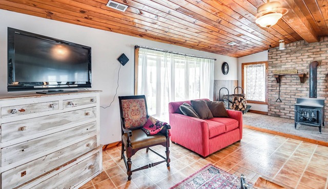 Cozy Kentucky Getaway w/Panoramic Farm Views!