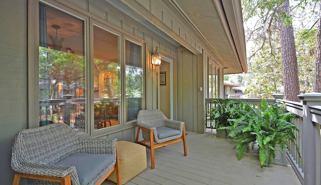 Cozy Kiawah Cottage with Community Pool in Prime Location!