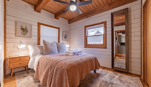 Cozy Kid and Pet Friendly Cabin!